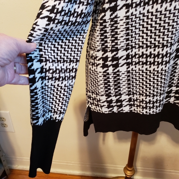 Soho NY and Company houndstooth tunic length open shoulder turtleneck top - Picture 2 of 6